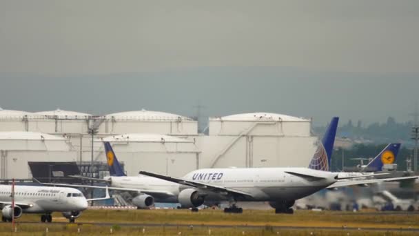 United Airlines Boeing 777 corriendo para despegar — Vídeos de Stock
