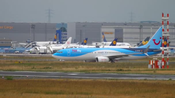 TUIFly Boeing 737 taxiing para pista de partida — Vídeo de Stock