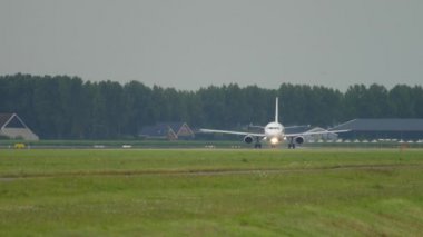 Jet uçağı kalkış için pist boyunca koşmaya başlıyor.