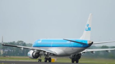 Bölgesel jet uçağı kalkıyor.