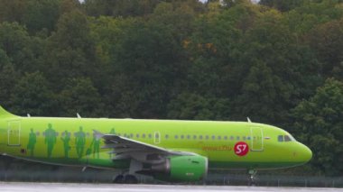 Uçak indikten sonra taksicilik yapıyor.