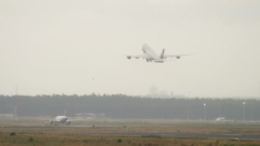 Lufthansa Boeing 747 Frankfurt 'tan kalkıyor..