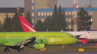 S7 Airlines Airbus A320 Tolmachevo havaalanında taksicilik yapıyor.