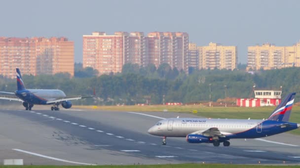 Tráfico de aviones en la pista del aeropuerto de Sheremetyevo — Vídeo de stock