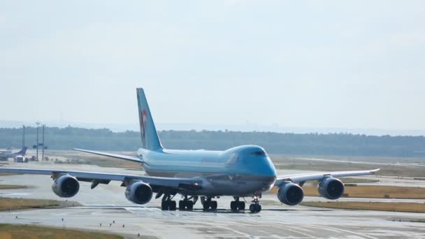 한국 항공 보잉 747, 출발하기 위해 활주로에 독침. — 비디오