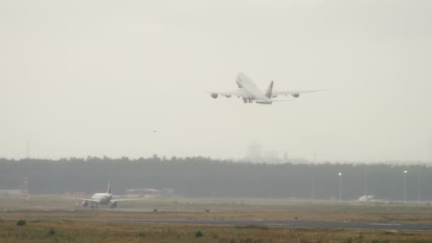 Lufthansa Boeing 747 decolla da Francoforte. — Video Stock