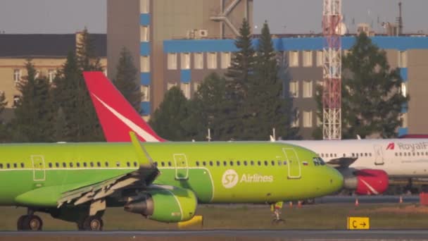 S7 Airlines Airbus A320-flygplan taxar på Tolmachevo flygplats — Stockvideo
