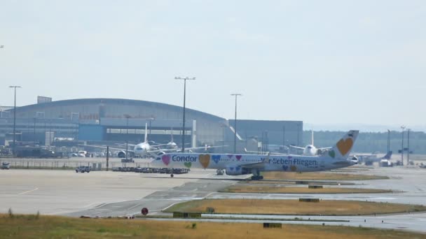 Pesawat Condor Boeing 757 meluncur ke terminal setelah mendarat. — Stok Video