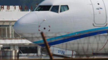 Uçak kalkış için piste iniyor.