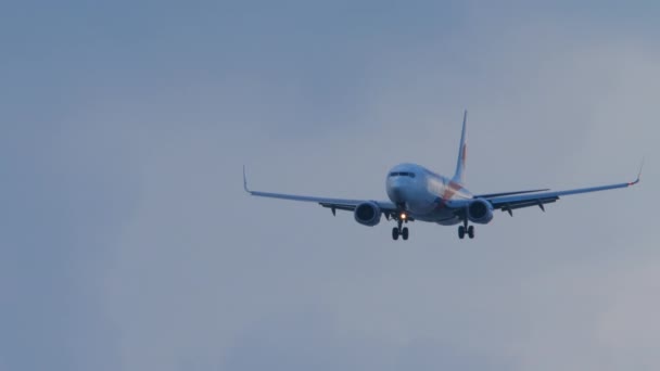 Flygplan på slutlig inflygning före landning — Stockvideo