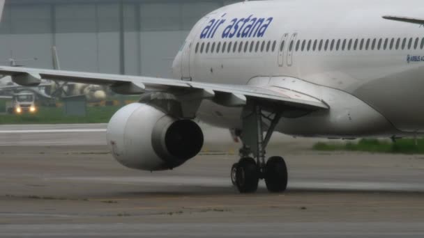 Air Astana Airbus 320 taxning efter landning — Stockvideo