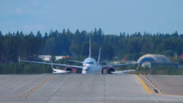 Flugzeuge stehen auf der Landebahn für den Abflug Schlange — Stockvideo