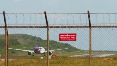 Tayland Havayolları uçağı kalkış için hızlanmaya başladı