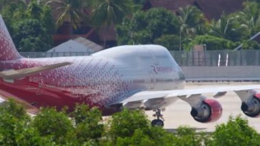 Uçak kalkıştan önce havalanıyor.