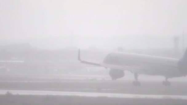 Keselyű Boeing 757 leszállás esőben — Stock videók