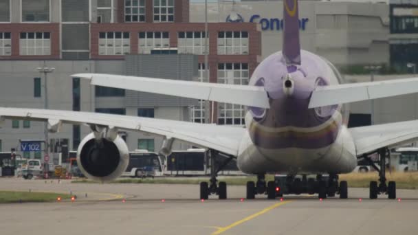 Airbus A380 holowany przed odlotem. — Wideo stockowe