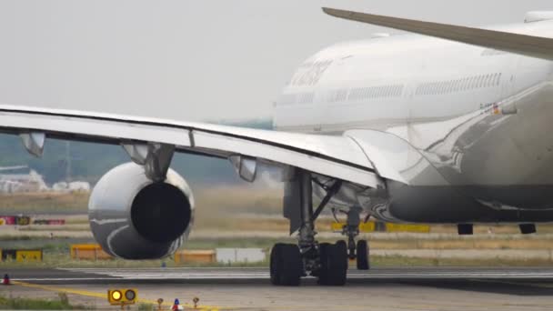 Airbus A330 taxiing before departure — Stock Video