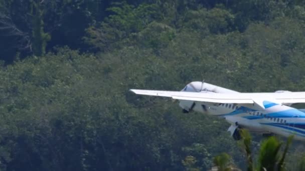 Bangkok Airways Regional Turboprop-Passagierflugzeug hebt ab — Stockvideo