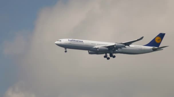 汉莎航空公司A340空中客车着陆 — 图库视频影像