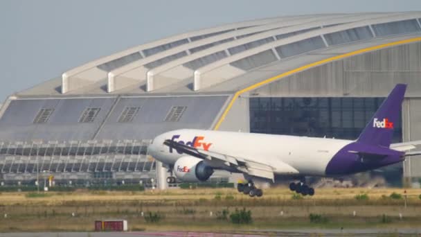 FedEx Boeing 777 aterriza en Frankfurt — Vídeos de Stock