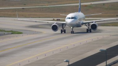 İnişten sonra havacı taksiliyor