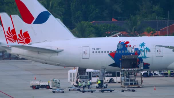 Boeing 777 passenger airliner unloading upon arrival — Stock Video