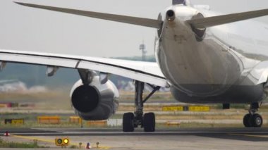 Airbus A330 kalkış için piste çıkıyor..