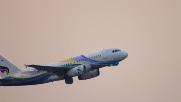 Airbus 320 felkapaszkodik a levegőben felszállás után Hong Kong nemzetközi repülőtér. — Stock videók