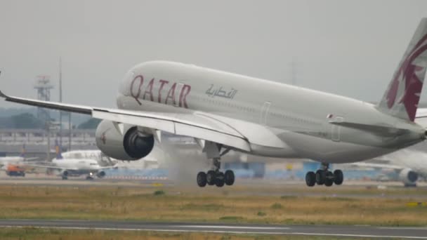 Airbus A350-flygplan landar i Frankfurt — Stockvideo