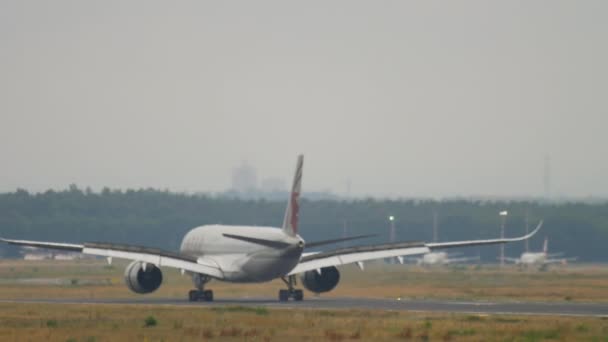 Торможение авиалайнера Airbus A350 после посадки во Франкфурте — стоковое видео