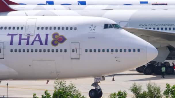 Thai Airways Boeing 747 taxi per la pista prima della partenza. — Video Stock
