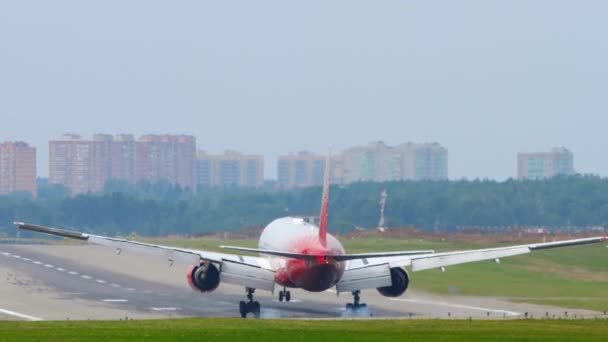 Boeing 777 pouso de avião — Vídeo de Stock