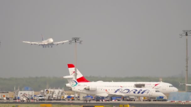 Flygtrafik i Frankfurt internationella flygplats. — Stockvideo