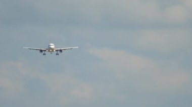 Jet uçağı yaklaşıyor.