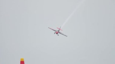 Yarış uçağı bir yarış gerçekleştiriyor.