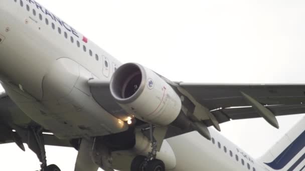 Air France Airbus 320 felszállás után kezd emelkedni — Stock videók