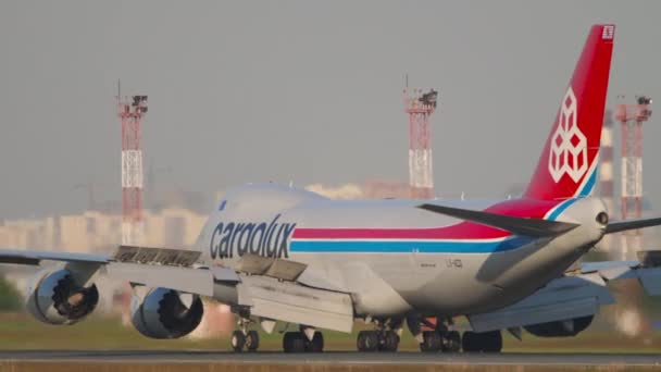Cargolux Boeing 747 inbromsning av flygfraktfartyg efter landning — Stockvideo