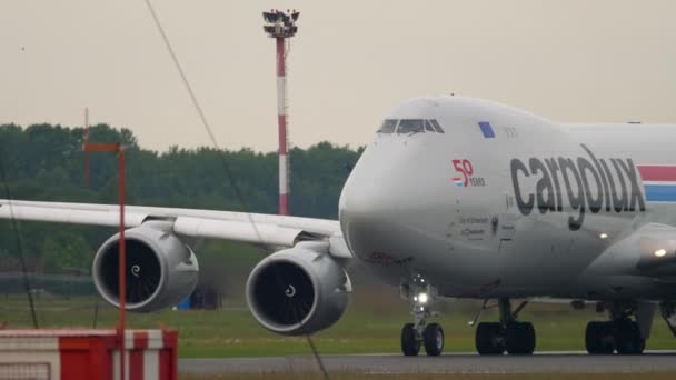 Cargolux Boeing 747 flygfraktfartyg taxar till godsterminalen efter landning — Stockvideo