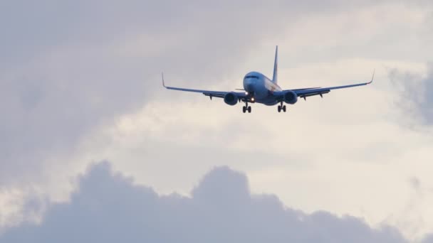 Letoun při konečném přiblížení před přistáním — Stock video