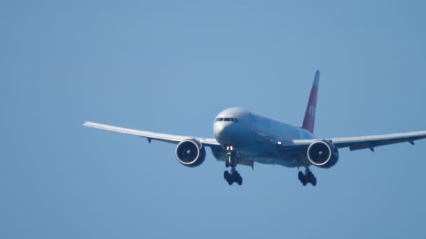 Boeing 777 приближается перед посадкой — стоковое видео