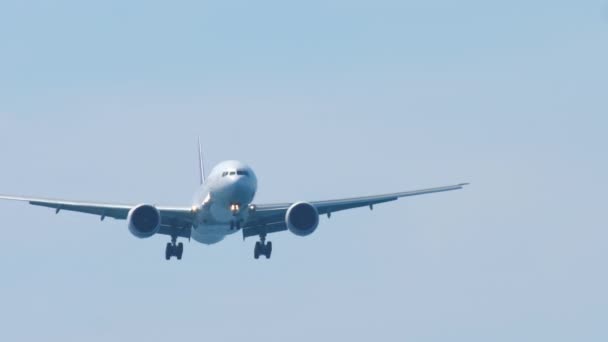 Avião se aproximando do aeroporto sobre o oceano — Vídeo de Stock