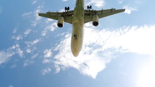 Menschen am Strand von Mai Khao posieren und fotografieren mit dem Flugzeug, das auf dem Flughafen von Phuket landet. — Stockvideo