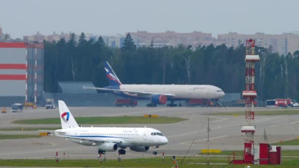 Letecké taxi Suchoj Superjet 100 na letišti Šeremetěvo, Moskva. — Stock video