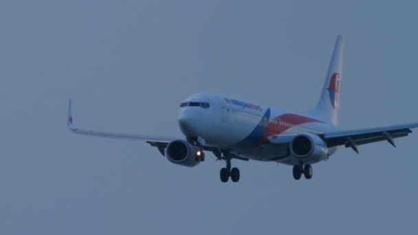 Flygplan på slutlig inflygning före landning — Stockvideo