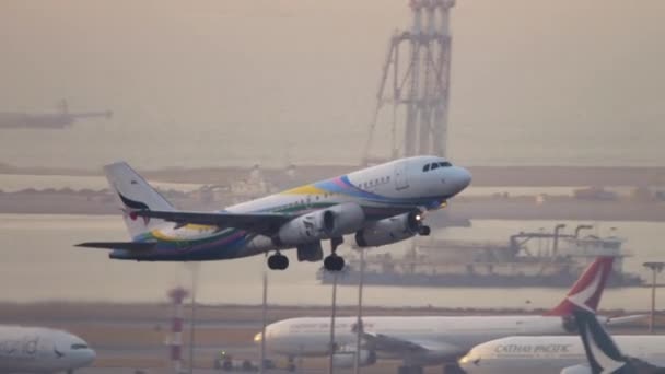 Airbus 320 steigt nach dem Start vom internationalen Flughafen Hongkong in die Luft. — Stockvideo