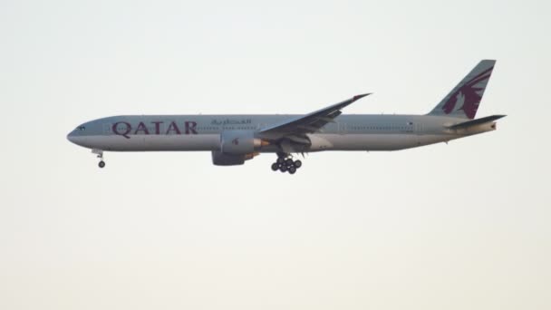 Boeing 777 von Qatar Airways landet in Frankfurt — Stockvideo