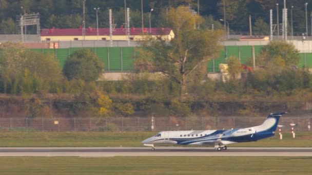 Деловой самолет прибыл в Сочи. — стоковое видео