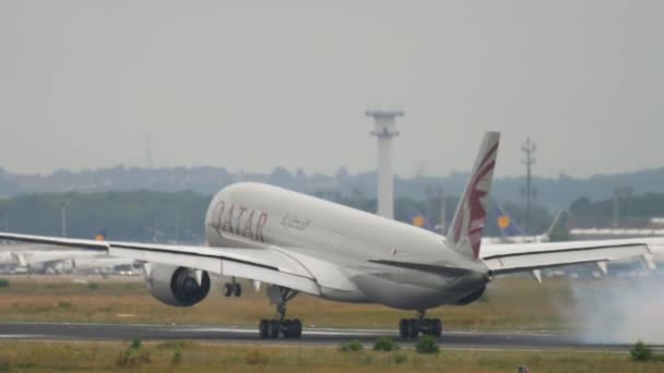 Airbus A350-Passagierflugzeug landet in Frankfurt — Stockvideo