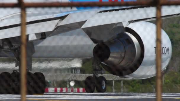 Airliner standing on a runway start before departure, close-up. — Αρχείο Βίντεο