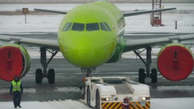 Airbus A320 uçağı bakım için çekiliyor.